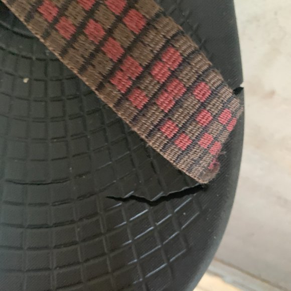 Used Men's Red Striped Chaco's 1 Strap Size 11 - Picture 3 of 3